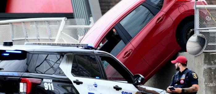 Spectaculaire accident un véhicule tombe d'un stationnement à étage 